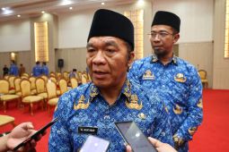 Pj Gubernur Banten Al Muktabar pastikan pasokan dan harga bahan pokok terkendali