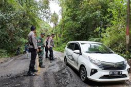 Arus lalu lintas di Jalan lintas Liwa-Krui sempat terhambat karena  badan jalan terangkat