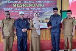 Bupati serahkan bantuan Rp100 juta untuk pembangunan rumah ibadah
