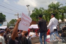 Warga Jember kritisi pemerintahan Hendy-Gus Firjaun