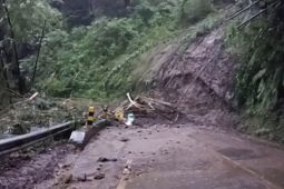 Jalur Malang-Kediri tertutup akibat tanah longsor