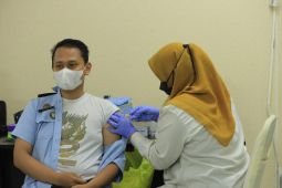 Pegawai Kemenkumham  Jatim ikuti vaksinasi COVID-19 penguat kedua