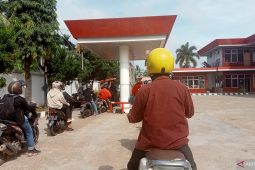 Perlu membiasakan masyarakat dengan fluktuasi harga BBM non subsidi