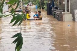 Ratusan personel kepolisian dikerahkan bantu penanganan banjir di Karawang