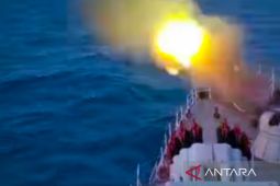 KRI Imam Bonjol latih tembakan meriam di Laut Natuna Utara