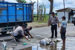 Polisi Blitar turun tangan tambal jalan rusak