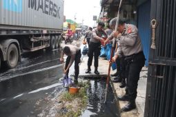 Polres Karawang kerahkan personel bersihkan saluran air dari sampah pascabanjir