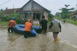 Warga korban banjir di pesisir Karawang hingga hari ketiga belum dapat bantuan