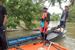 Tim SAR  berupaya temukan tiga korban tenggelam di Sungai Momong Bengkayang