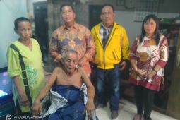Legislator beri contoh bantu kursi roda warga tak mampu di Kota Surabaya