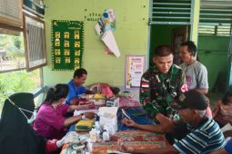 Satgas Pamtas dan Puskesmas Badau laksanakan Posbindu Lansia di perbatasan