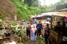 Cuaca ekstrem, rumah warga di Situbondo tertimpa longsor
