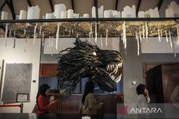 Pameran seni rupa hitam di Bandung