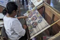 Kain endek Sekar Jepun, kain tenun asli Kota Denpasar