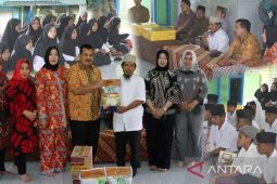 Kajati Maluku beri sembako untuk santri Pesantren  Shuffah Hizbullah
