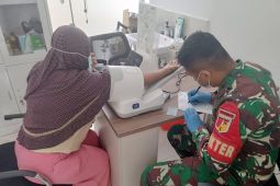 Satgas Pengamanan Perbatasan berikan vaksinasi bagi pelintas di PLBN Badau