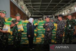 Berangkatkan KRI dr Soeharso, Forkopimda Jatim kirim bantuan logistik ke Masalembu