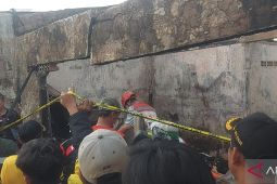 Ini penampakan sebuah warung kelontong sebelum-sesudah kebakaran di Depo Pertamina Plumpang,