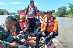 Di tengah derasnya arus, tim berjuang keras mencari santri yang hanyut