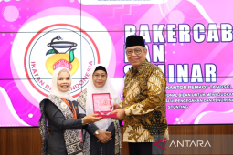 Wali Kota Tangsel apresiasi peran bidan bantu tingkatkan angka harapan hidup