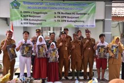 Pemkab Sidoarjo bantu 1.000 sepatu boot kepada sekolah terdampak banjir