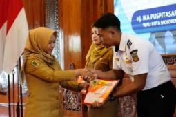 Wali Kota Mojokerto serahkan SK CPNS sekolah kedinasan