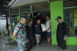 Satono salurkan bantuan ke warga terdampak banjir di Jawai