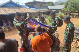 Satgas Pamtas evakuasi warga sakit lintasi jalan rusak di batas Indonesia-Malaysia