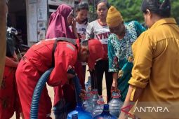 PMI Kabupaten Bekasi distribusikan air bersih bagi warga korban banjir