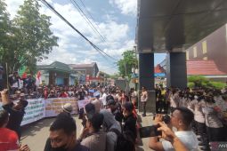 Ribuan warga Muba demo minta legalkan tambang minyak tradisional