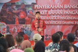Wagub Ria Norsan serahkan 1.000 paket bantuan untuk korban banjir