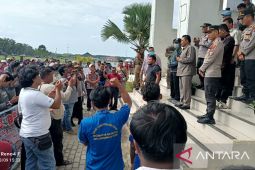 Tuntut pemberantasan narkoba Ratusan masa datangi DPRD Labura