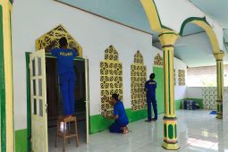 Ditpolairud Polda Maluku bantu bersihkan masjid sambut Ramadhan