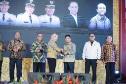 Satono dinobatkan sebagai "Best Regional Leader"