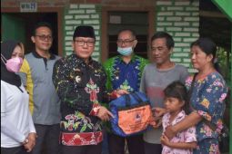 Wali Kota Metro beri bantuan korban rumah tersambar petir