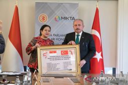 Ketua DPR serahkan bantuan korban gempa saat bertemu Ketua Parlemen Turki