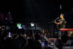 Jhon Vasely "Secondhand Serenade" hentakkan Surabaya