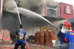 Toko bangunan di Pasar Beureunuen Pidie Aceh terbakar, tiga mobil pemadam dikerahkan