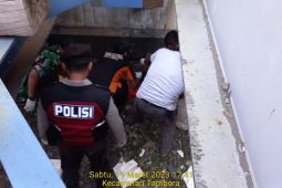 Pemotor tewas tertabrak KRL di perlintasan KA Angke
