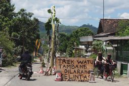Jalan di Tulungagung rusak, warga tanam pohon pisang