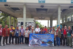 25 wisatawan Sarawak Malaysia jelajahi indahnya Sungai Kapuas