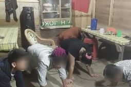 Razia "Pekat" Polsek Barumun beri sanksi push up kepada pemilik dan pengunjung tempat karaoke ilegal