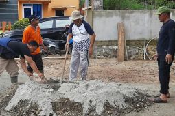 Pejabat di Merangin ikut bantu bangun masjid