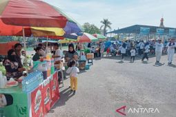 Jalan sehat bersama BUMN di Kendari dimerahkan oleh puluhan pelaku UMKM