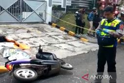 Polisi olah TKP penyebab pengendara tewas hantam gerobak pedagang gorengan di Cianjur
