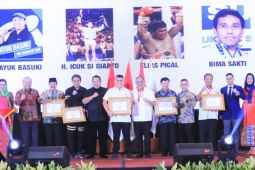Mantan petinju Ellyas Pical dan Chris John terima penghargaan dari KONI