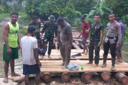 TNI-Polri bantu warga bangun jembatan darurat di Sungai Bursel