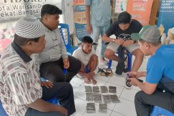 Seorang pria diamankan usai terima paket ganja