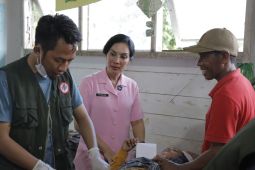 Bhayangkari Polres Paser dan IDI gelar bhaksos di desa terpencil