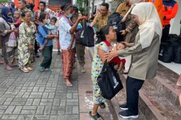 Khofifah bagi-bagi ratusan paket sembako untuk warga sekitar Kantor Gubernur